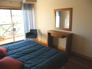 Ένα ή περισσότερα κρεβάτια σε δωμάτιο στο Luxurious first floor apartment with balconies overlooking pool and gardens. +49 φωτογραφίες