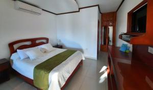 Tempat tidur dalam kamar di Galápagos Casa Playa Mann