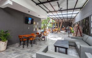 Un restaurante o sitio para comer en Che Tulum Hostel & Bar Adults Only
