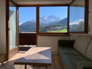 sala de estar con sofá y ventana grande en Haus Erwin Appartement, en Sölden