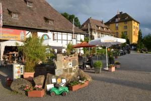 a market with a green toy car in front of a building at Tonenburg in Höxter