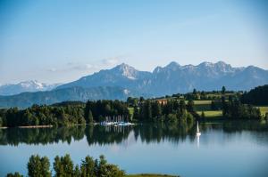 vistas a un lago con montañas en el fondo en Allgäu-Moni Trauchgau, en Halblech