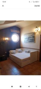 ein großes Bett in einem Zimmer mit Fenster in der Unterkunft Villa los olivos in Miguel Esteban