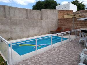 una piscina con barandilla y una piscina en Casa El Descanso en La Cumbre