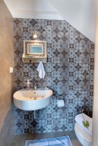 La salle de bains est pourvue d'un lavabo et de toilettes. dans l'établissement Sweet Dreams, à Gaios