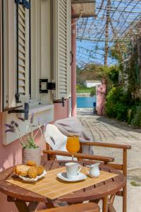 drewniany stół z napojem i jedzeniem w obiekcie Sweet Dreams w mieście Gaios