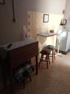 cocina con encimera, mesa y sillas en Habitación Independiente, en Chuy