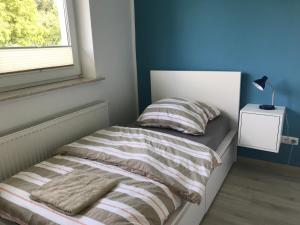 - une chambre avec un lit doté d'un oreiller et d'une fenêtre dans l'établissement BelmerMoin, à Brunsbüttel