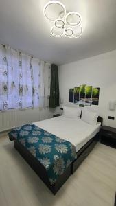 una camera con letto e lampadario a braccio di Apartament Fodor a Topliţa