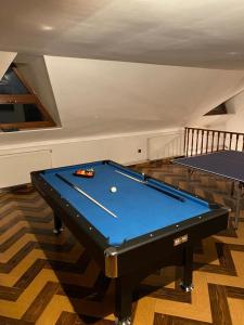 a pool table in a room with two tables at Casa Sia in Tîrgu Ocna