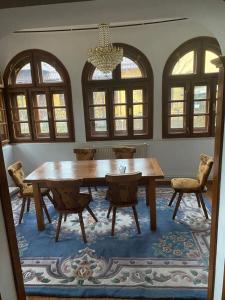 een eetkamer met een houten tafel en stoelen bij Casa Sia in Tîrgu Ocna