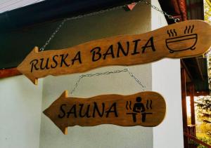 a wooden sign that says russka balula and sauna at AGROTURYSTYKA POD ŚNIEŻNĄ in Bystrzyca Kłodzka
