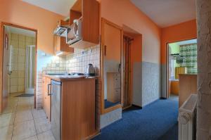 Kuchyň nebo kuchyňský kout v ubytování Willa Cyprys - pokoje i apartamenty z aneksami - Centrum