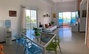 een woonkamer met een glazen tafel en stoelen bij Apartamento Mirador Del Laguito in Cartagena
