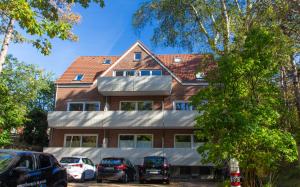 un edificio con auto parcheggiate di fronte di AnnaNordsee a Sankt Peter-Ording