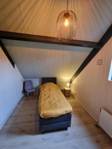 Ένα ή περισσότερα κρεβάτια σε δωμάτιο στο Vakantiewoning Maas en Waal 277