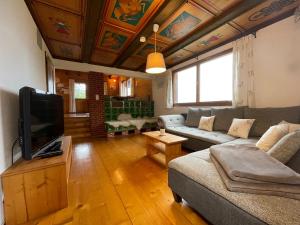 Casa Mia في إغ: غرفة معيشة مع أريكة وتلفزيون