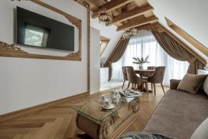 Televízia a/alebo spoločenská miestnosť v ubytovaní Mountain Apartments Jagiellońska Residence