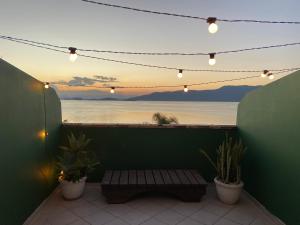 d'une terrasse avec un banc et une vue sur l'eau. dans l'établissement Hotel Solar da Beira, à São Francisco do Sul