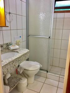 uma casa de banho com um WC, um lavatório e um chuveiro em Morada das Pedras em Florianópolis