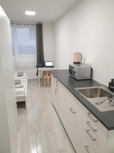 Кухня або міні-кухня у Betariel Apartments M12