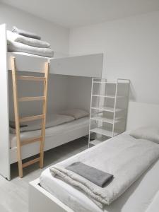 Двох'ярусне ліжко або двоярусні ліжка в номері Betariel Apartments M12