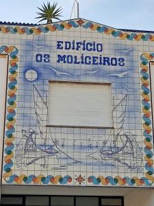 トレイラにあるMoliceiros Torreiraの壁画のある建物