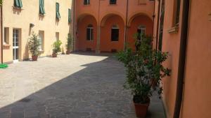 un patio vacío con macetas en un edificio en Residenza San Martino en Bolonia