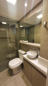 Ένα μπάνιο στο Apartamento Quadra Mar Balneário Camboriú