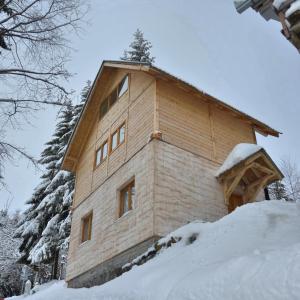 Vikendica Čeperković #3 في كوباونيك: مبنى مغطى بالثلج فوق كومة من الثلج