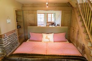 Un pat sau paturi într-o cameră la Alpenchalet Reit im Winkl