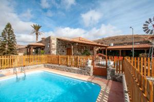 Casa con piscina y valla de madera en La Bella Tuineje, en Tuineje