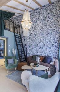 - un salon avec un canapé, des chaises et un lustre dans l'établissement Chalet Antoine serviced Apartments by Mirabeau, à Zermatt