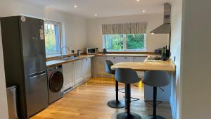 Kitchen o kitchenette sa The Heronry Hideaway with luxury hot tub