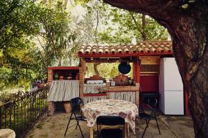 einen Tisch und Stühle vor einem Haus in der Unterkunft Vivienda Turística La Huerta in Guadalcanal