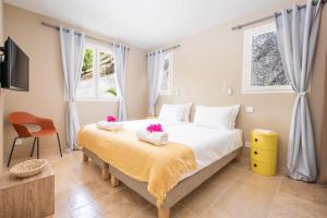 Giường trong phòng chung tại Villa Saint Corentin - 4 étoiles - Cap Est