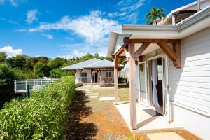 Una casa con un toldo a un lado. en Villa Saint Corentin - 4 étoiles - Cap Est en Le François