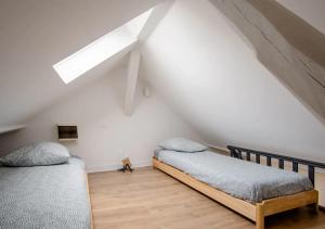 Un pat sau paturi într-o cameră la LE NID FÉCAMPOIS - Hypercentre de Fécamp