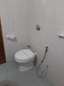 a bathroom with a toilet with a hose at LOWCOST MADRYN in Puerto Madryn