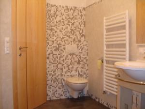 łazienka z toaletą i umywalką w obiekcie Haus Gföller w mieście Niederau +3 zdjęcia