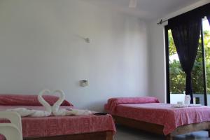 A bed or beds in a room at Hotel Palmarito