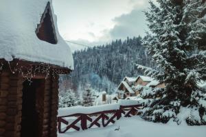 バコヴェルにあるRoyal Village Resortの雪に覆われた家
