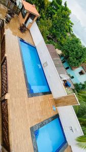 an overhead view of a swimming pool at a resort at Pousada Manancial in Itaúnas