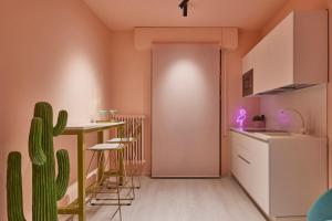 A kitchen or kitchenette at AFTER8-FLAMINGO
