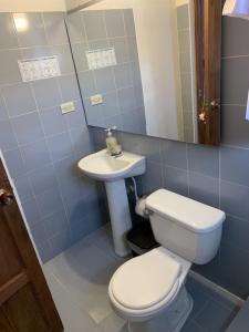 Bilik mandi di Hostal Home Sant Angelo