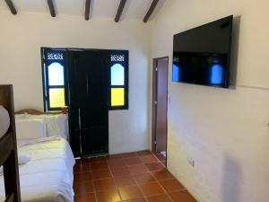 A television and/or entertainment centre at Hostal Home Sant Angelo