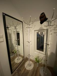 a bathroom with two mirrors and a mirror with at Stern Unterkunft bis zu 9 Betten verfügbar in Bremen