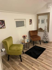 Stern Unterkunft bis zu 9 Betten verfügbar في بريمين: غرفة معيشة مع كرسيين ومرآة
