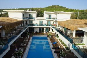 Бассейн в The D Hotel Çeşme Resort или поблизости