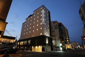 那覇市にあるグリーンリッチホテル＆カプセル那覇（人工温泉 二股湯の華）の夜の街路にある高層ビル